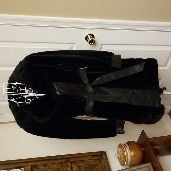 STRIKE A POSE❣️WOW🤩Elegant Tissavel Black Simulated Fur Coat. Size medium